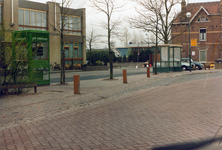 847745 Afbeelding van de bushalte 'Gemeentehuis' op de weg Dorp in het centrum van Benschop, na de herinrichting van de ...